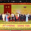 Các đồng chí: Lê Thành Long, Phó Thủ tướng Chính phủ; Trịnh Tuấn Sinh, Phó Bí thư Tỉnh ủy, Chủ tịch Ủy ban Mặt trận Tổ quốc tỉnh Thanh Hóa tặng hoa chúc mừng Ban Chấp hành Đảng bộ phường Sầm Sơn, nhiệm kỳ 2025-2030. (Ảnh: TTXVN phát)