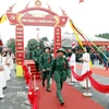 Các tân binh phấn khởi lên đường nhập ngũ. (Ảnh: Thái Thuần/TTXVN)