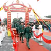 Các tân binh phấn khởi lên đường nhập ngũ. (Ảnh: Thái Thuần/TTXVN)