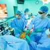 Các bác sỹ Bệnh viện Đại học Y dược Thành phố Hồ Chí Minh thực hiện phẫu thuật nội soi 3D thay van động mạch chủ kết hợp bắc cầu mạch vành. (Ảnh: TTXVN phát)