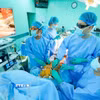 Các bác sỹ Bệnh viện Đại học Y dược Thành phố Hồ Chí Minh thực hiện phẫu thuật nội soi 3D thay van động mạch chủ kết hợp bắc cầu mạch vành. (Ảnh: TTXVN phát)