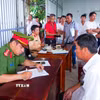 Tài xế được lực lượng chức năng hướng dẫn hoàn tất các thủ tục sau khi thực hiện test nhanh ma túy tại điểm kiểm tra ở Khu công nghiệp Chà Là, tỉnh Tây Ninh. (Ảnh: Minh Phú/TTXVN)
