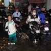 Thành phố Hồ Chí Minh: Người dân loay hoay, chật vật lội nước nước về nhà