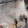 Lực lượng chữa cháy chuyên nghiệp tiếp cận hiện trường vụ cháy. (Ảnh: Nguyễn Dũng/TTXVN)