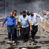 Chuyển người bị thương trong vụ nổ tại cảng Shahid Rajaee ở thành phố Bandar Abbas, tỉnh miền Nam Hormozgan ngày 26/4/2025. (Ảnh: IRNA/TTXVN) 