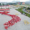 500 học sinh xếp hình lá cờ Tổ quốc. (Ảnh: Văn Đức/TTXVN)