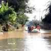 Lực lượng cứu hộ chở hàng hóa, nhu yếu phẩm tiếp tế cho người dân ở vùng ngập sâu xã Vân Nham thuộc tỉnh Lạng Sơn. (Ảnh: Văn Đạt/TTXVN)