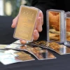 Vàng miếng được bày bán tại sàn giao dịch ở Seoul, Hàn Quốc. (Ảnh: Yonhap/TTXVN)