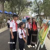 Các em thiếu nhi tham quan khu vực trưng bày hội họa về thành tựu, danh lam thắng cảnh của Đà Lạt. (Ảnh: Nguyễn Dũng/TTXVN)