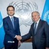 Đại sứ Đỗ Hùng Việt và Tổng Thư ký Liên hợp quốc António Guterres. (Ảnh: Lê Hoàng/TTXVN)