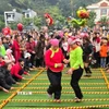 Các trò chơi dân gian thu hút đông đảo người dân địa phương và du khách cùng tham gia. (Ảnh: Hương Thu/TTXVN)