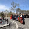 Lễ dâng hoa tại tượng đài Chủ tịch Hồ Chí Minh ở Vladivostok. (Ảnh: TTXVN phát)