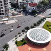 Khu vực giếng trời lấy sáng tự nhiên của nhà ga Bến Thành nhìn từ trên cao. (Ảnh: Hồng Đạt/TTXVN)