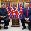 (Tư liệu) Tổng thống Mỹ Donald Trump (phải) và nhà lãnh đạo Triều Tiên Kim Jong Un tại cuộc gặp ở làng đình chiến Panmunjom ở biên giới liên Triều, ngày 30/6/2019. Ảnh: Yonhap/TTXVN