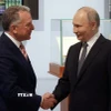 Tổng thống Nga Vladimir Putin (phải) tiếp Đặc phái viên của Tổng thống Mỹ Steve Witkoff tại thành phố St. Petersburg, ngày 11/4/2025. (Ảnh: REUTERS/TTXVN)