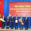 Bí thư Tỉnh ủy Quảng Nam Lương Nguyễn Minh Triết trao Quyết định thành lập Đảng bộ các cơ quan Đảng tỉnh trực thuộc Đảng bộ tỉnh Quảng Nam. Ảnh: Đoàn Hữu Trung - TTXVN