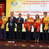 Lãnh đạo tỉnh Đồng Nai trao Giấy chứng nhận đầu tư cho các nhà đầu tư. (Ảnh: Công Phong/TTXVN)