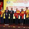 Lãnh đạo tỉnh Đồng Nai trao Giấy chứng nhận đầu tư cho các nhà đầu tư. (Ảnh: Công Phong/TTXVN)