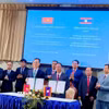 Thiếu tướng Paenkham Bouddhapheng và đồng chí Hoàng Giang chứng kiến Lễ ký kết Thỏa thuận hợp tác năm 2026 giữa tỉnh Bokeo và tỉnh Lào Cai. (Ảnh: Xuân Tú/TTXVN)