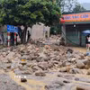 Hàng trăm tấn đất đá, bùn đất tràn xuống khu dân cư. (Ảnh: TTXVN phát)