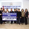 Đại diện Đại sứ quán Việt Nam tại Séc cùng đại diện nhiều hội đoàn kiều bào tham gia ủng hộ. (Ảnh Việt Thắng/TTXVN) 