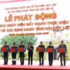 Bí thư Trung ương Đảng, Phó Thủ tướng Phạm Thị Thanh Trà tặng quà các Đội Quy tập mộ liệt sỹ. (Ảnh: Tường Vi/TTXVN)