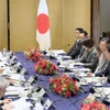 Ngoại trưởng Nhật Bản Takeshi Iwaya (thứ 2, phải) và người đồng cấp Trung Quốc Vương Nghị (thứ 4, trái) tại cuộc đối thoại ở Tokyo ngày 22/3/2025. (Ảnh: Kyodo/TTXVN)