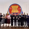 Tổng thư ký ASEAN, Thủ tướng của Timor-Leste và đại diện phái đoàn thường trực các nước ASEAN bắt tay đoàn kết tại trụ sở Ban Thư ký ASEAN. (Ảnh: Lê Minh Hưởng/TTXVN)