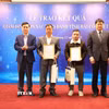 Giáo sư, Tiến sỹ Chu Hoàng Hà, Phó Chủ tịch Viện Hàn lâm Khoa học và Công nghệ Việt Nam trao Thông báo kết quả giám định ADN hài cốt liệt sỹ cho thân nhân liệt sỹ. (Ảnh: Quyết Chiến/TTXVN)