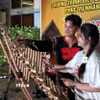 Sinh viên Việt Nam ở nước ngoài trải nghiệm nhạc cụ đàn T'rưng. (Ảnh: Tường Quân/TTXVN)