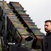 Tổng thống Volodymyr Zelensky cùng với các thiết bị quân sự, trong đó có hệ thống đánh chặn tên lửa Patriot. (Ảnh: Reuters/TTXVN) 