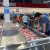 Người tiêu dùng lựa chọn mua thịt bò tại siêu thị. (Ảnh: TTXVN)
