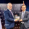 Giám đốc Đại học Quốc gia Hà Nội Hoàng Minh Sơn và Bộ trưởng Bộ Giáo dục Israel Yoav Kisch. (Ảnh: Thanh Bình/TTXVN)