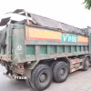 Xe tải cơi thùng chở quá khổ bị lực lượng chức năng xử lý. (Ảnh: TTXVN phát)