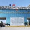 Hoạt động xuất nhập khẩu diễn ra sôi động tại cửa khẩu Bắc Luân 2. (Ảnh: Quốc Khánh/TTXVN)