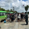 Công dân Việt Nam được Campuchia bàn giao tại Cửa khẩu Quốc tế Hoa Lư, tỉnh Đồng Nai. (Ảnh: TTXVN phát)