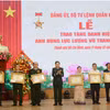 Thừa ủy quyền của Chủ tịch nước, Thượng tướng Nguyễn Văn Gấu trao Bằng danh hiệu Anh hùng Lực lượng vũ trang nhân dân cho các đồng chí và thân nhân các đồng chí. (Nguồn: báo Quân đội Nhân dân)
