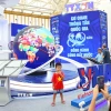 Người dân tham quan Khu trưng bày của TTXVN tại Triển lãm thành tựu Đất nước 