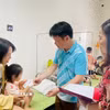 Lãnh đạo thành phố Cao Bằng thăm hỏi các em nghi bị ngộ độc thực phẩm được điều trị tại Bệnh viện đa khoa tỉnh. (Ảnh: TTXVN phát)