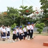 Học sinh trường Hữu nghị Lào-Việt Nam tỉnh Savannakhet dâng hoa tại Khu Di tích lịch sử Chủ tịch Hồ Chí Minh nhân kỷ niệm 135 năm Ngày sinh nhật Bác Hồ. (Ảnh: Xuân Tú/TTXVN) 