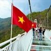 Cầu kính dài nhất thế giới tại Mộc Châu hấp dẫn khách du lịch