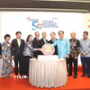 Đại diện ban tổ chức và Lãnh sự đoàn ASEAN đã cùng cắt bánh kỷ niệm 58 năm thành lập ASEAN. (Ảnh: Xuân Vịnh/TTXVN)