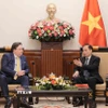 Quyền Bộ trưởng Bộ Ngoại giao Lê Hoài trung tiếp Đại sứ đặc mệnh toàn quyền Hợp chúng quốc Hoa Kỳ tại Việt Nam Marc Knapper. (Ảnh: An Đăng/TTXVN)