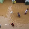 Nhiều nhà dân ven sông Hiến đã bị ngập dưới 1m. (Ảnh: Chu Hiệu/TTXVN)
