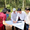Lãnh đạo xã Nha Bích, tỉnh Đồng Nai kiểm tra thực địa công tác giải phóng mặt bằng Dự án cao tốc Bắc-Nam phía Tây, đoạn Gia Nghĩa-Chơn Thành tại khu vực ấp Minh Lập 4 xã Nha Bích. (Ảnh: Nhật Bình/TTXVN)