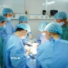 Các bác sỹ thực hiện lấy tạng của người hiến tại Bệnh viện Thống Nhất Thành phố Hồ Chí Minh. (Ảnh: TTXVN phát)