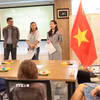 Cô giáo Nguyễn Phương Chung, giảng viên Khoa Ngôn ngữ, Đại học Columbia (bên phải) phát biểu tại buổi khai giảng lớp học. (Ảnh: Lê Hoàng/Mỹ)