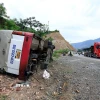 Xe ôtô khách mang biển kiểm soát 50F-05209 di chuyển theo hướng Sơn La-Hà Nội bị tai nạn lật xe ngay trên dốc Cun. (Ảnh: Trọng Đạt/TTXVN)