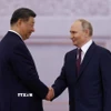 Tổng thống Nga Vladimir Putin (phải) và Chủ tịch Trung Quốc Tập Cận Bình tại Moskva, ngày 8/5/2025. (Ảnh: REUTERS/TTXVN)