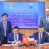 Đại diện Cục Hàng không Việt Nam và Tổng cục Hàng không dân dụng Pháp ký văn kiện hợp tác. (Ảnh: Diệp Anh/TTXVN) 